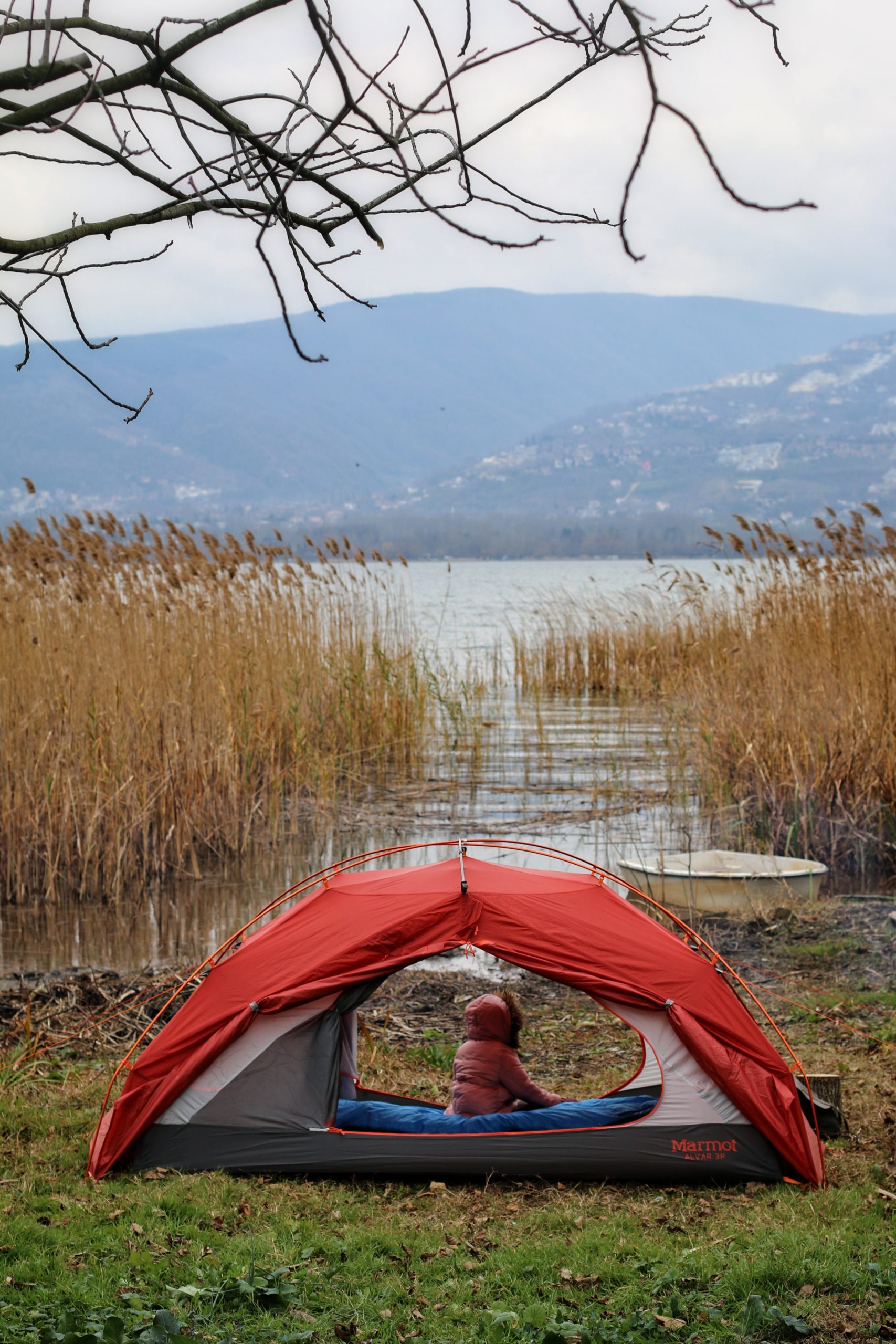 Çocukla Bebekle Çadır Kampı Doğadaki Yabancı Çocukla Bebekle Çadır Kampı Doğadaki Yabancı