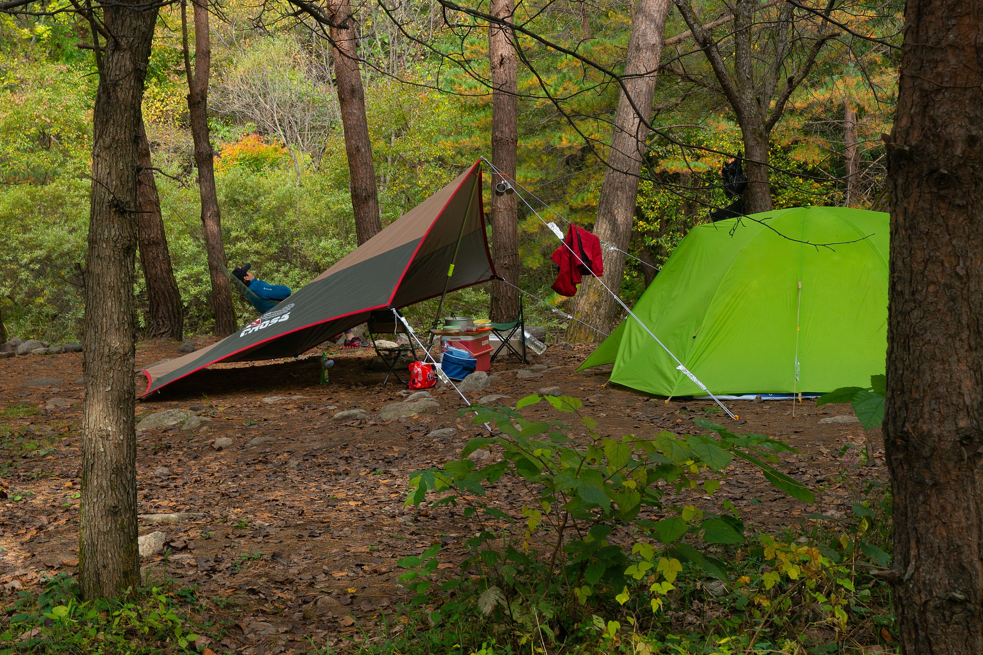 Русское в палатке на природе. Палатка на природе. Отдых на природе с палатками. Лайфхаки для отдыха на природе с палатками. Автоматическая палатка на природе.